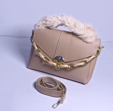 Woman's chunky chain purse with fur